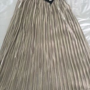 Beautiful and never worn midi skirt.